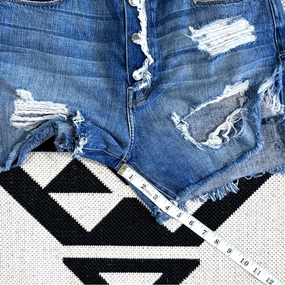 Good American Distressed Boyfriend Jean Shorts Size 8/29 - Picture 8 of 13